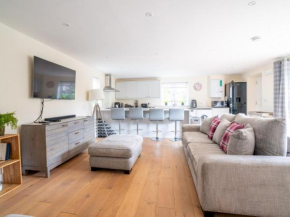 Crooked Cottage in picturesque Upper Oddington Pass The Keys